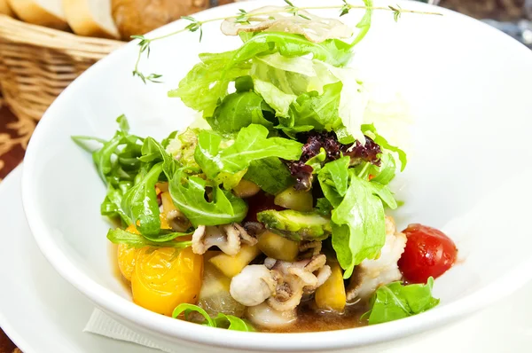 Salát z chobotnice a zelení a zeleniny — Stock fotografie