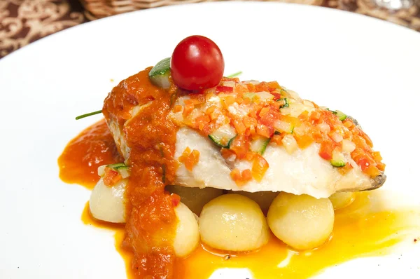 魚のトマトソースのポテト焼き — ストック写真