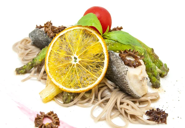 Gebackener Fisch mit Spaghetti, Pilzen und Gemüse — Stockfoto