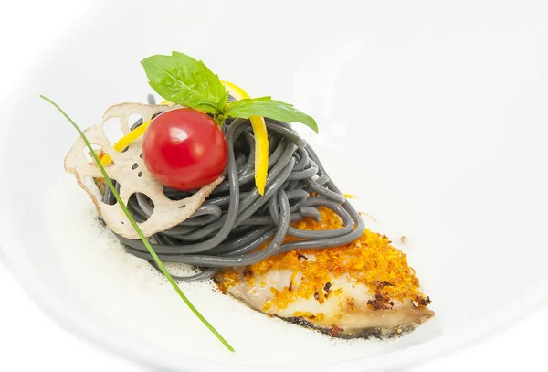 Gebakken vis met zwarte en witte spaghetti saus — Stockfoto