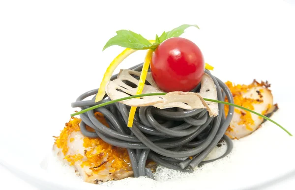 Sült hal, fekete-fehér spagetti szósz — Stock Fotó