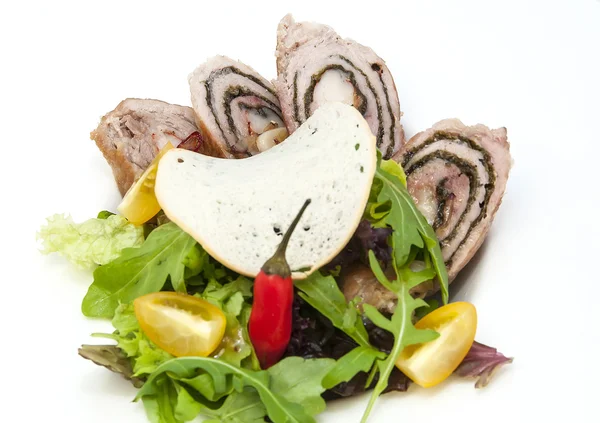 Rotolo di carne con erbe e verdure — Foto Stock