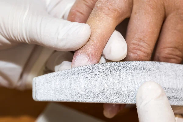 Werken op een manicure in de salon — Stockfoto