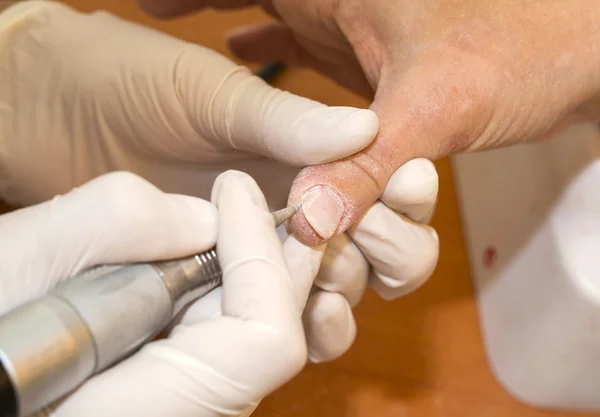 Werken op een manicure in de salon — Stockfoto