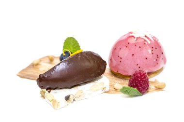 çilek ve çikolata ile fındık nuga ile sufle tatlısı