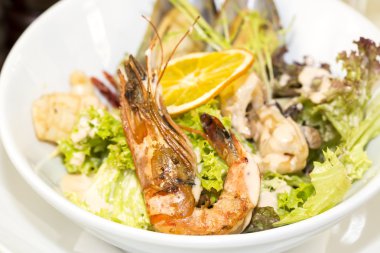 Deniz ürünleri salatası