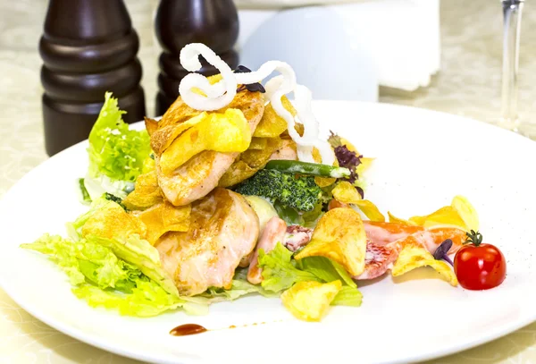 Salad with chicken and potatoes — Stock Photo, Image