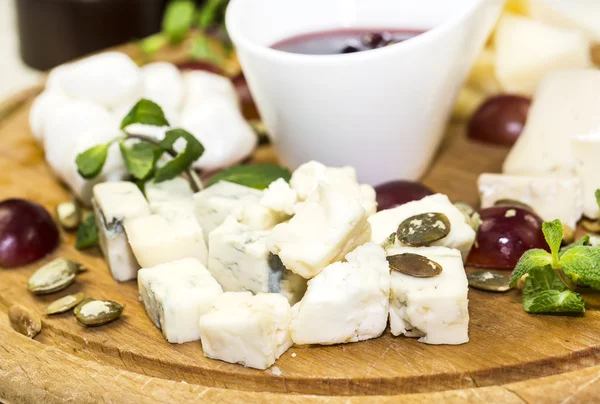 Piatto di formaggio, con diversi tipi di formaggio — Foto Stock