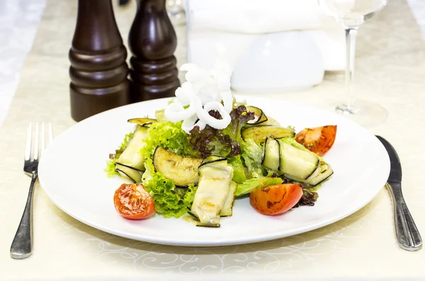 Peynir, et ve sebze salatası — Stok fotoğraf