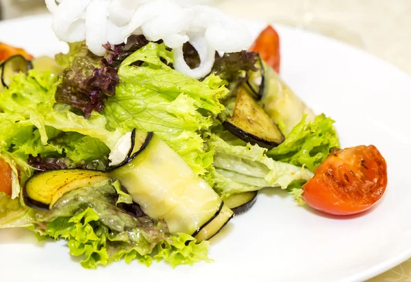 Salada com queijo, carne e legumes — Fotografia de Stock