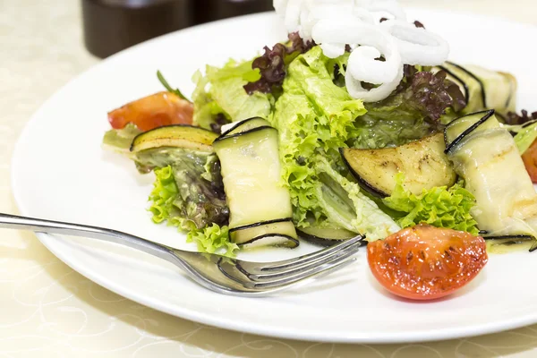 Salada com queijo, carne e legumes — Fotografia de Stock