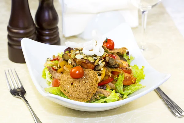Salada quente de carne bovina e legumes — Fotografia de Stock