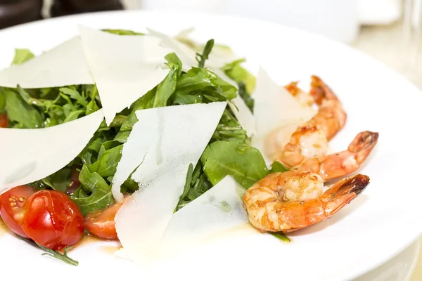 Shrimp salad and greens — Stock Photo, Image