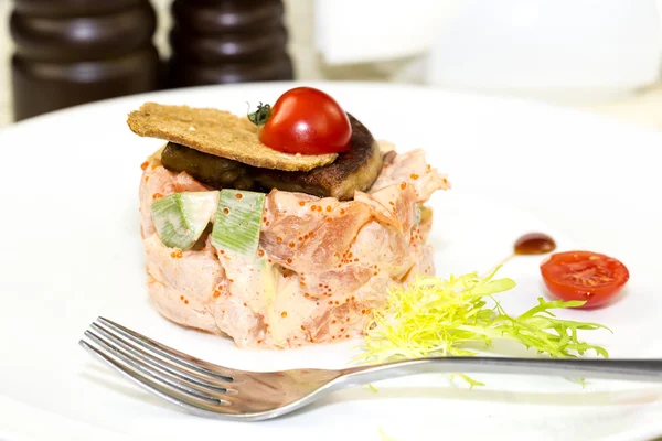 Salat, Fisch und Eier mit Gemüse und Tomaten — Stockfoto