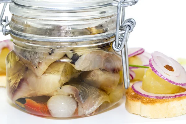 Aringa sottaceto in un barattolo di vetro con tartine di patate — Foto Stock