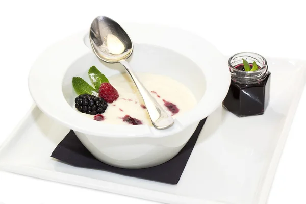 Griesmeel PAP met bessen versierd met berry jam — Stockfoto
