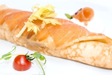 omlet peynir ve domates ile dekore edilmiş somon ile