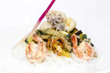 sıcak salata, makarna ve deniz ürünleri