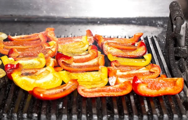 Matlagning grönsaker på grillen i köket — Stockfoto