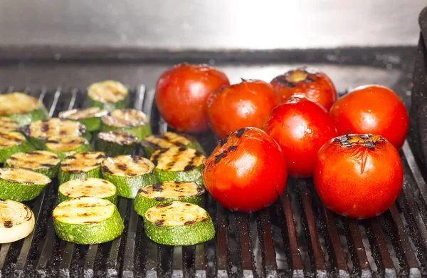 Cooking vegetables on the grill in the kitchen — Stock Photo, Image