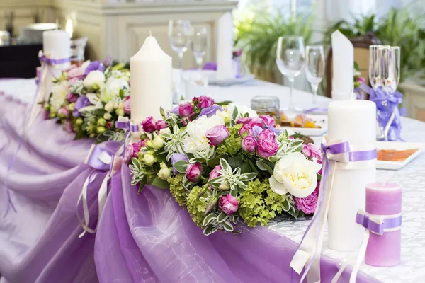 테이블 웨어 유리 유리와 신선한 꽃 — 스톡 사진