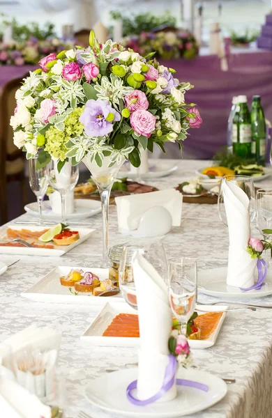 Table ware glass glasses and fresh flowers — Stock Photo, Image