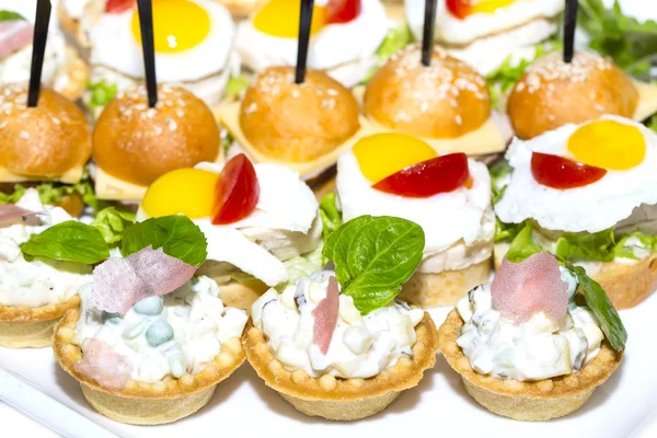 Canapé com frutos do mar e legumes de carne — Fotografia de Stock