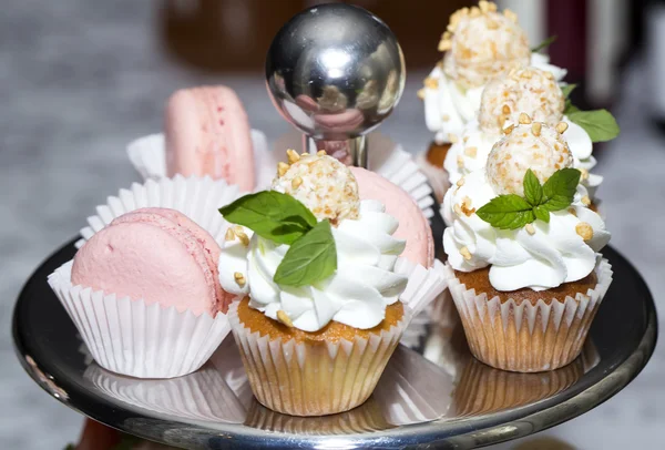 Sobremesa de creme e frutas — Fotografia de Stock