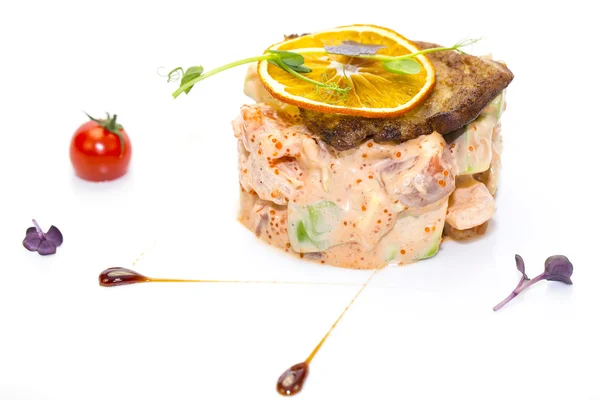 Salada, peixe e ovos decorados com verduras e tomates — Fotografia de Stock