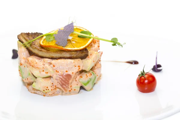 Salada, peixe e ovos decorados com verduras e tomates — Fotografia de Stock