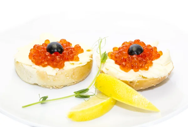 Canapé com caviar vermelho e limão — Fotografia de Stock