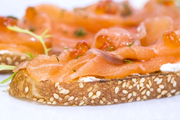 Sandwiches con caviar de salmón y verduras adornadas — Foto de Stock