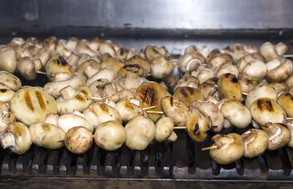 Pilze grillen in der Küche — Stockfoto