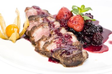 Pekin ördeği berry sos ile