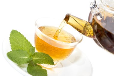 çay demlik dökülür