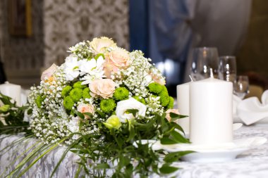 Masa gereçleri cam bardak ve taze çiçekler