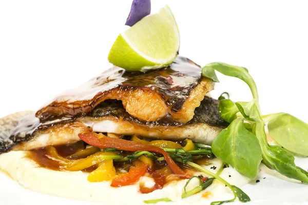 Fırında Balık sebze ve mantar ile — Stok fotoğraf