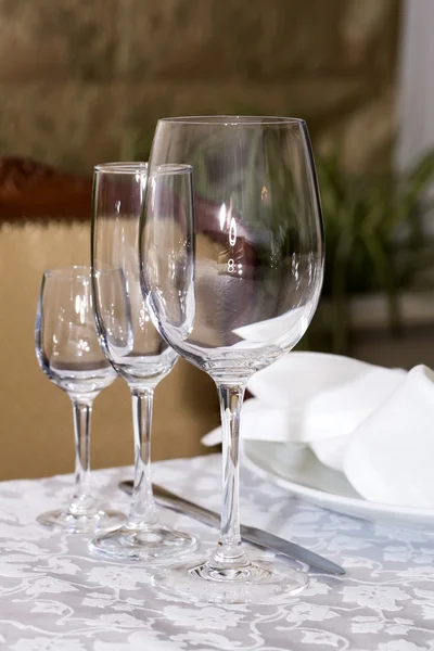 Verres en verre vaisselle et fleurs fraîches — Photo