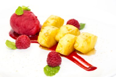 ızgara ananas karamel sos ve sorbe ile