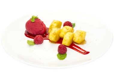 ızgara ananas karamel sos ve sorbe ile