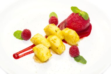 ızgara ananas karamel sos ve sorbe ile