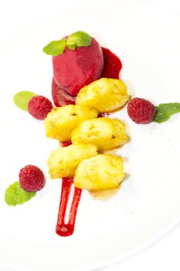 ızgara ananas karamel sos ve sorbe ile