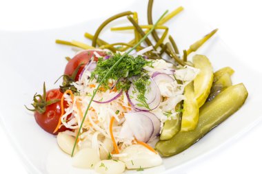 Salamura sebze, salatalık domates sarımsak ve kuşkonmaz lahana