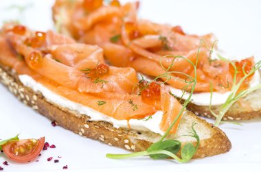 sandviç somon havyar ve süslenmiş yeşillikleri ile