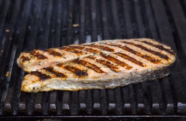 Somon ızgara biftek pişirme