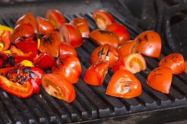 Izgarada sebze pişiriyorum.