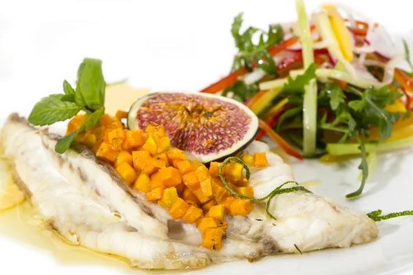 Gebackener Fisch mit Salat — Stockfoto