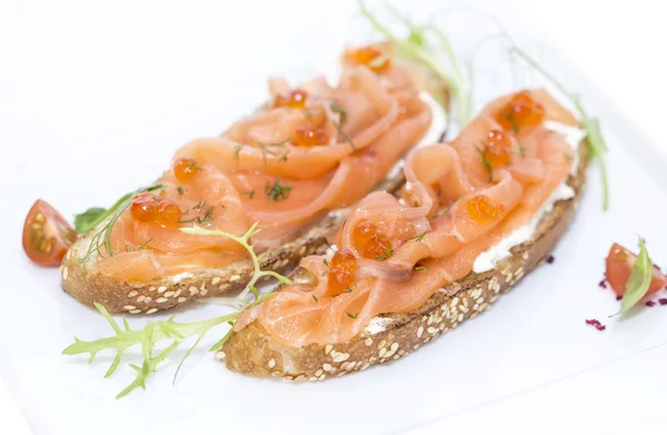 Sandwiches with salmon caviar and greens adorned — Stock Photo, Image