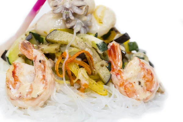 麺と魚介の温かいサラダ — ストック写真