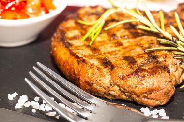 ızgara biftek sosu ve yeşillik